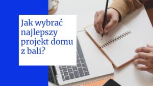 Mężczyzna robiący notatki przy laptopie, tekst: Jak wybrać najlepszy projekt domu z bali?