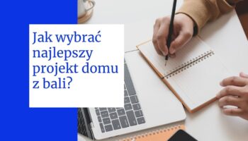 Mężczyzna robiący notatki przy laptopie, tekst: Jak wybrać najlepszy projekt domu z bali?